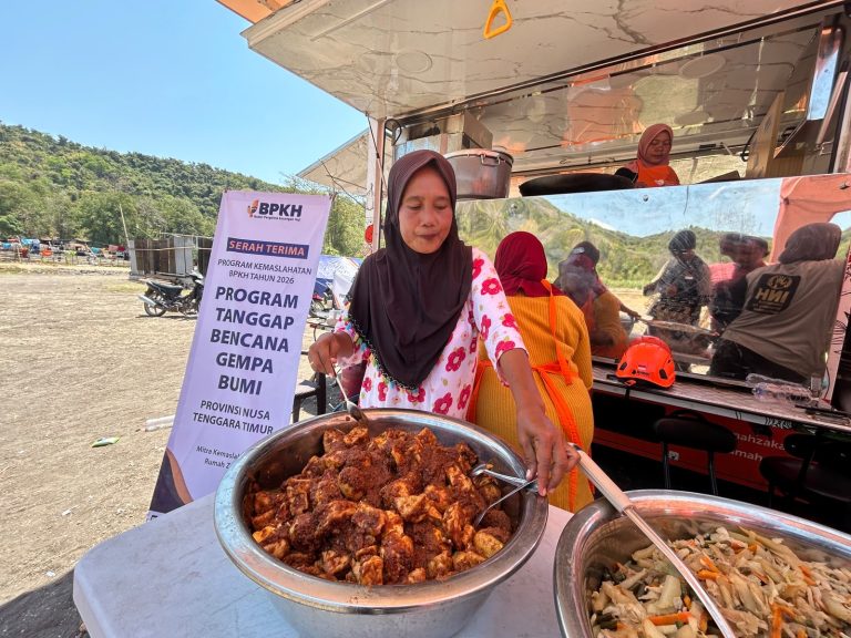 BPKH dan Rumah Zakat Kembali Salurkan Bantuan Makanan Siap Saji di Manggarai Timur