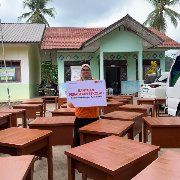 Rumah Zakat menyalurkan 42 set meja dan kursi untuk siswa SD Negeri 14 Juli Bireuen.
