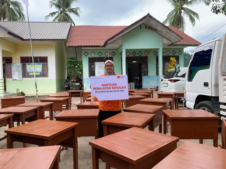 Dukung Kenyamanan Belajar, Rumah Zakat Salurkan 42 Set Meja dan Kursi untuk SD Negeri 14 Juli Kabupaten Bireuen