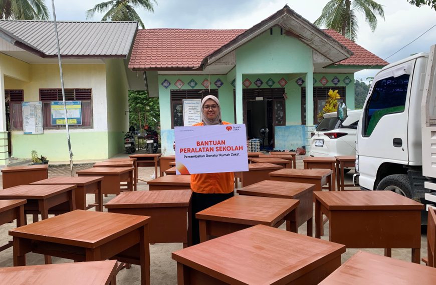 Rumah Zakat menyalurkan 42 set meja dan kursi untuk siswa SD Negeri 14 Juli Bireuen.