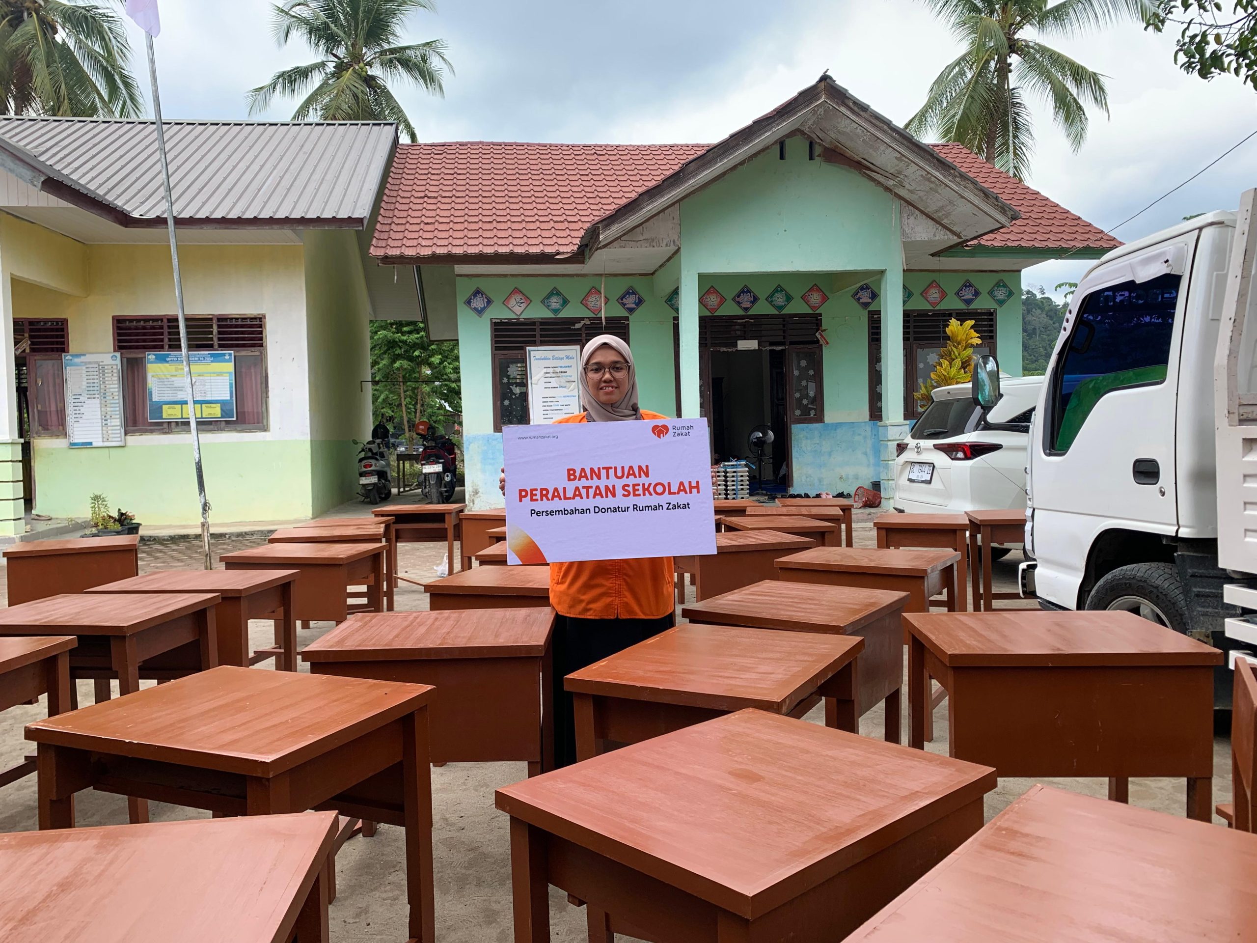 Rumah Zakat menyalurkan 42 set meja dan kursi untuk siswa SD Negeri 14 Juli Bireuen.