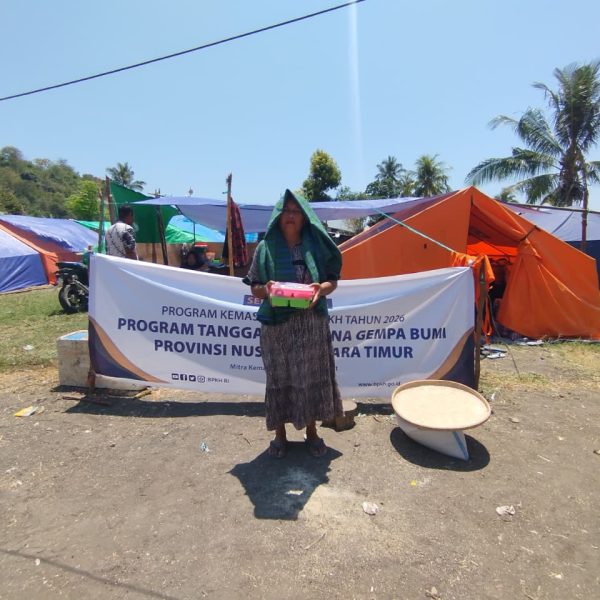 BPKH dan Rumah Zakat menyalurkan 200 porsi makanan siap saji untuk penyintas gempa di Manggarai Timur.