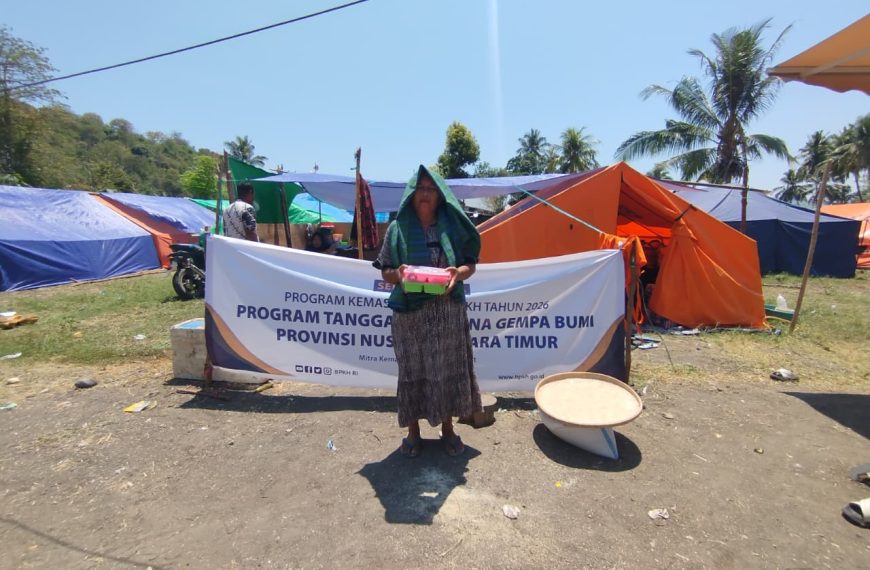BPKH dan Rumah Zakat menyalurkan 200 porsi makanan siap saji untuk penyintas gempa di Manggarai Timur.