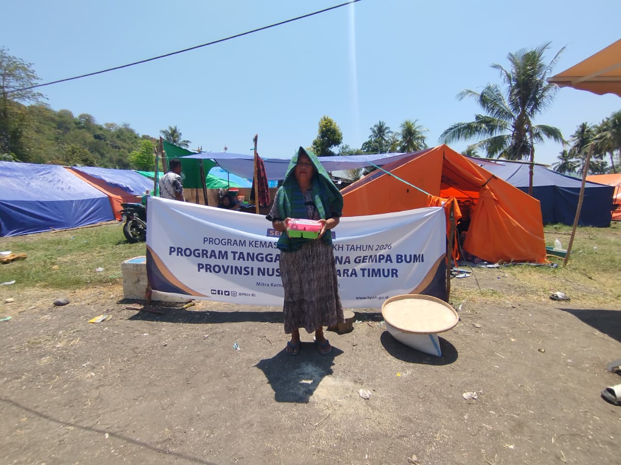 BPKH dan Rumah Zakat menyalurkan 200 porsi makanan siap saji untuk penyintas gempa di Manggarai Timur. BPKH dan Rumah Zakat menyalurkan 200 porsi makanan siap saji untuk penyintas gempa di Manggarai Timur.