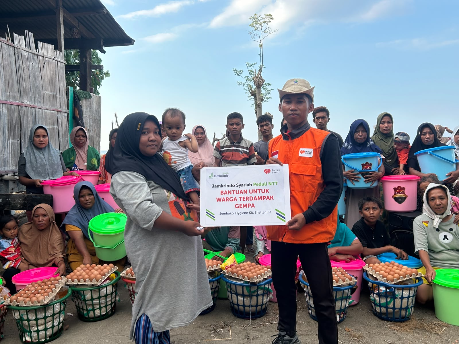 Jamkrindo Syariah dan Rumah Zakat menyalurkan bantuan untuk penyintas gempa di Manggarai Timur. Jamkrindo Syariah dan Rumah Zakat menyalurkan bantuan untuk penyintas gempa di Manggarai Timur.