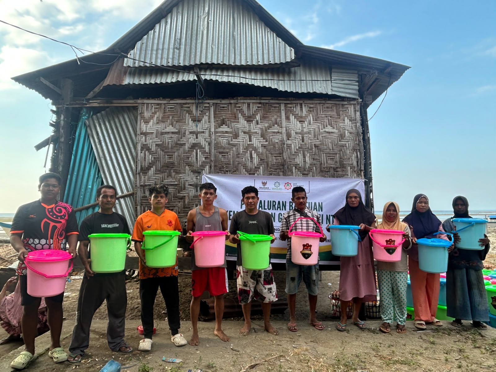 UPZ BAZNAS, BAMUIS BNI, dan Rumah Zakat menyalurkan bantuan bagi penyintas gempa di Manggarai Timur. UPZ BAZNAS, BAMUIS BNI, dan Rumah Zakat menyalurkan bantuan bagi penyintas gempa di Manggarai Timur.