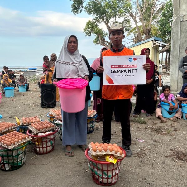 BE Agency dan Rumah Zakat menyalurkan 15 paket sembako untuk penyintas gempa di Manggarai Timur.