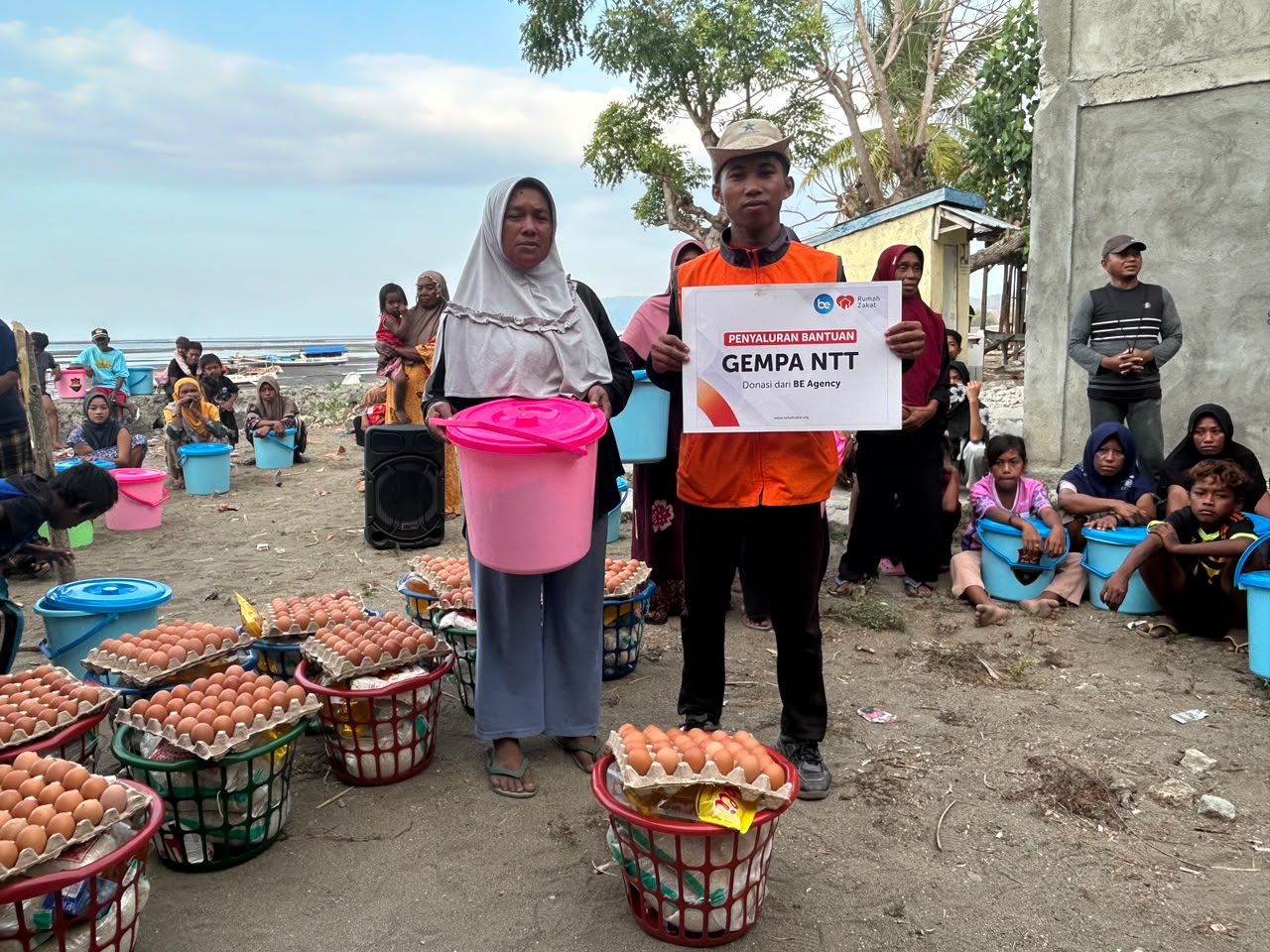BE Agency dan Rumah Zakat menyalurkan 15 paket sembako untuk penyintas gempa di Manggarai Timur. BE Agency dan Rumah Zakat menyalurkan 15 paket sembako untuk penyintas gempa di Manggarai Timur.