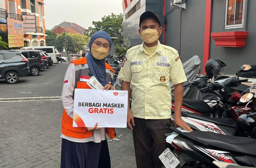Rumah Zakat menyalurkan 1.180 masker untuk warga Tangerang Selatan menghadapi abu vulkanik.