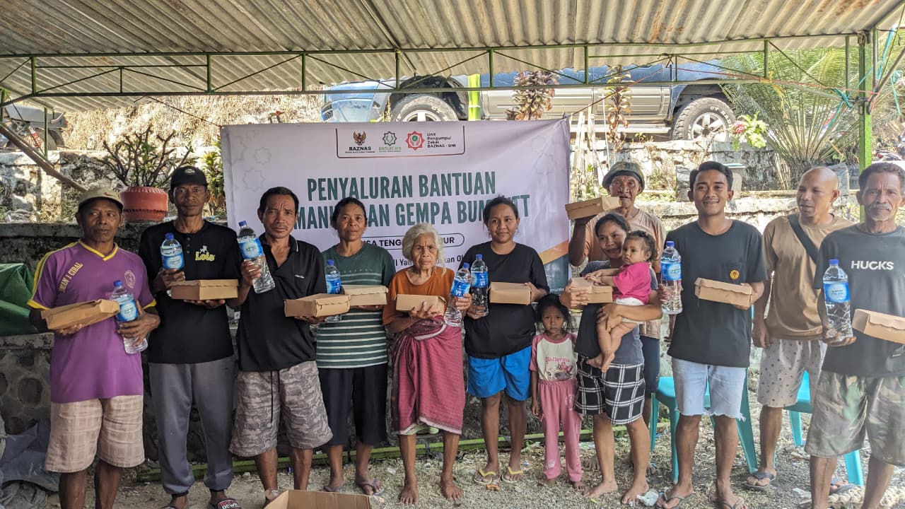 UPZ BAZNAS BNI bersama Rumah Zakat menyalurkan air mineral dan makanan siap saji untuk penyintas gempa di Manggarai. UPZ BAZNAS BNI bersama Rumah Zakat menyalurkan air mineral dan makanan siap saji untuk penyintas gempa di Manggarai.