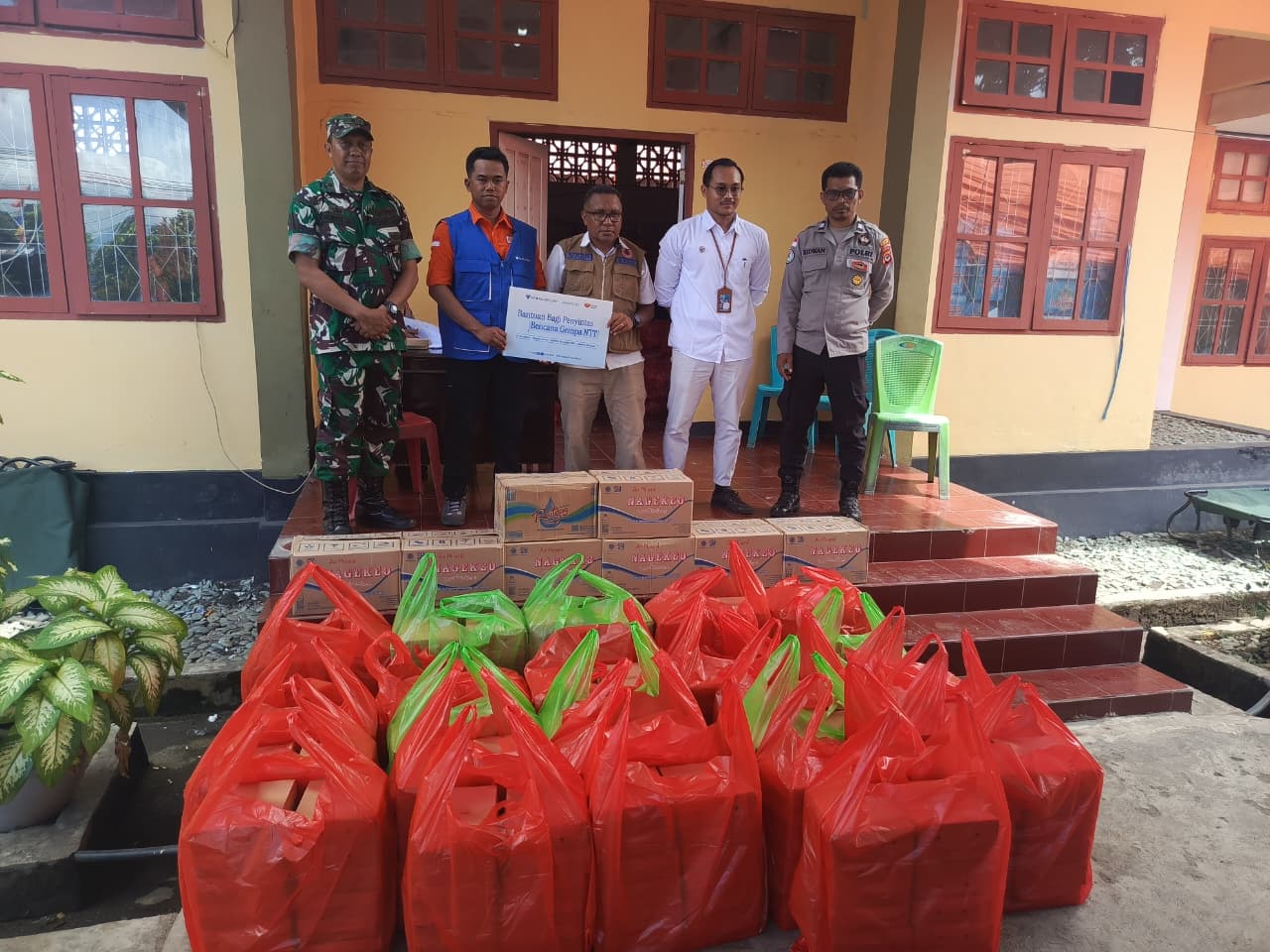 ParagonCorp bersama Rumah Zakat menyalurkan bantuan kemanusiaan untuk penyintas gempa di Kabupaten Ende. ParagonCorp bersama Rumah Zakat menyalurkan bantuan kemanusiaan untuk penyintas gempa di Kabupaten Ende.
