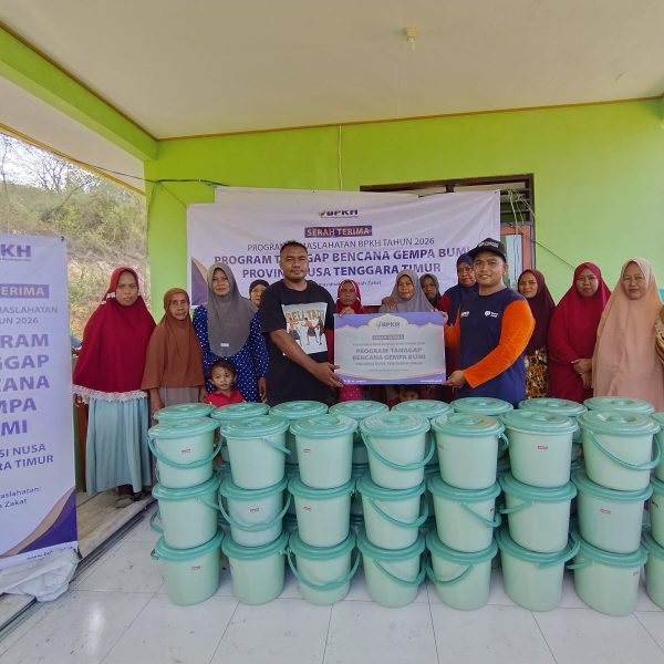 BPKH bersama Rumah Zakat menyalurkan 150 paket Hygiene Kit untuk penyintas gempa di Desa Tado Tengah, Ngada.