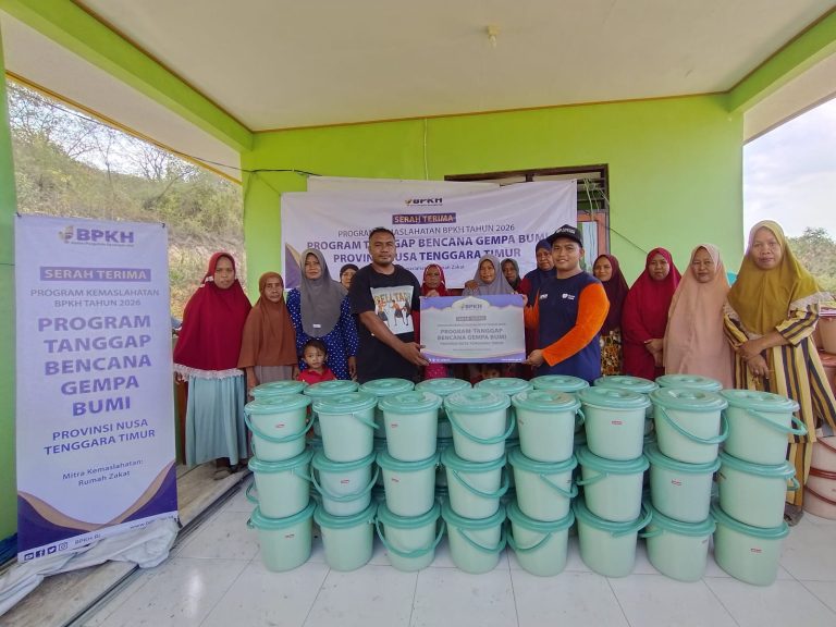 BPKH Bersama Rumah Zakat Salurkan 150 Paket Hygiene Kit untuk Penyintas Gempa NTT