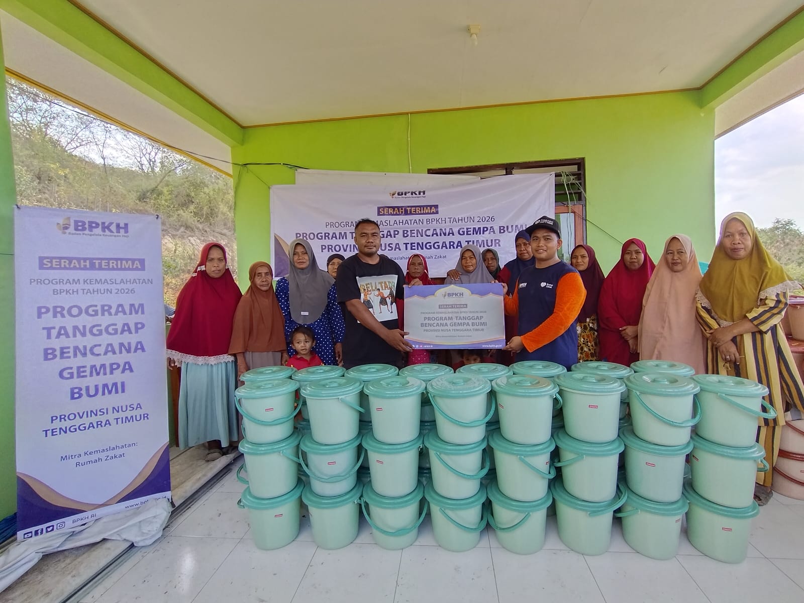 BPKH bersama Rumah Zakat menyalurkan 150 paket Hygiene Kit untuk penyintas gempa di Desa Tado Tengah, Ngada. BPKH bersama Rumah Zakat menyalurkan 150 paket Hygiene Kit untuk penyintas gempa di Desa Tado Tengah, Ngada.