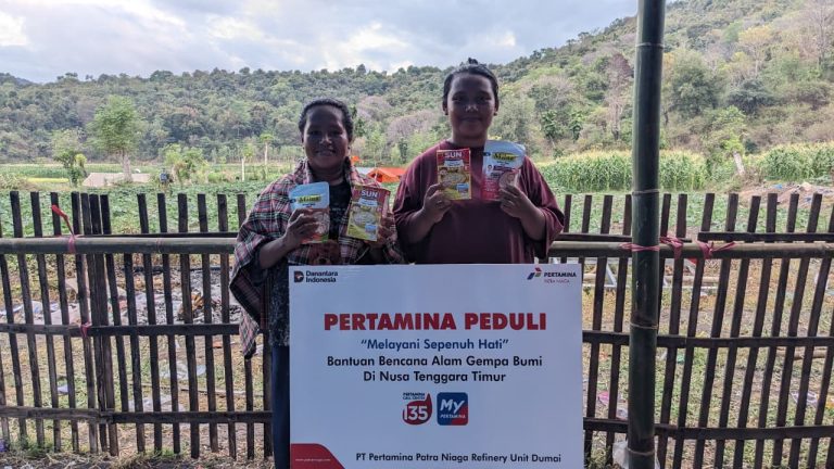 PT Pertamina Patra Niaga Refinery Unit Dumai Bersama Rumah Zakat Salurkan 60 Makanan untuk Anak-anak dan Bayi Penyintas Gempa di Manggarai Timur