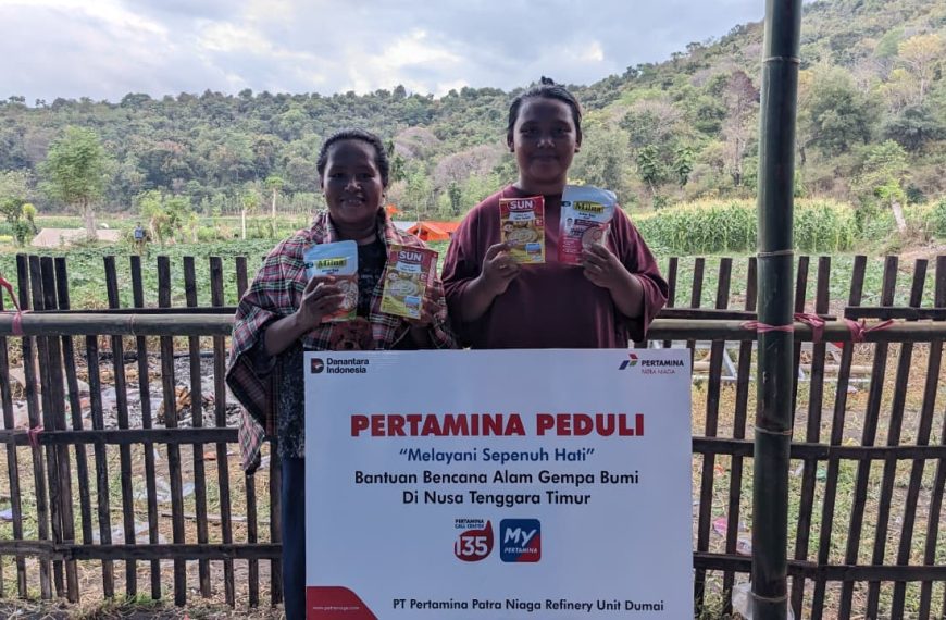 PT Pertamina Patra Niaga Refinery Unit Dumai bersama Rumah Zakat menyalurkan 60 paket makanan untuk anak-anak dan bayi penyintas gempa di Manggarai Timur.
