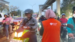 Relawan Rumah Zakat membagikan masker kepada warga terdampak karhutla di Palembang