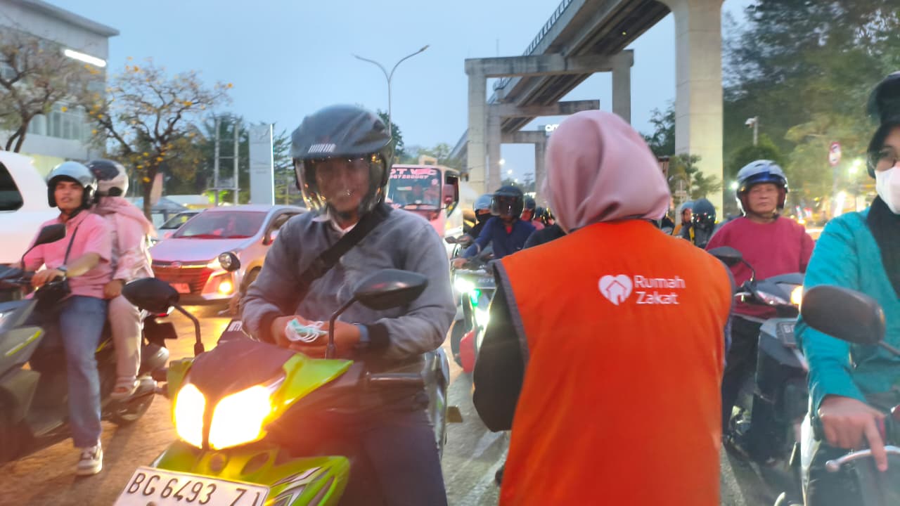 Relawan Rumah Zakat membagikan masker kepada warga terdampak karhutla di Palembang Relawan Rumah Zakat membagikan masker kepada warga terdampak karhutla di Palembang