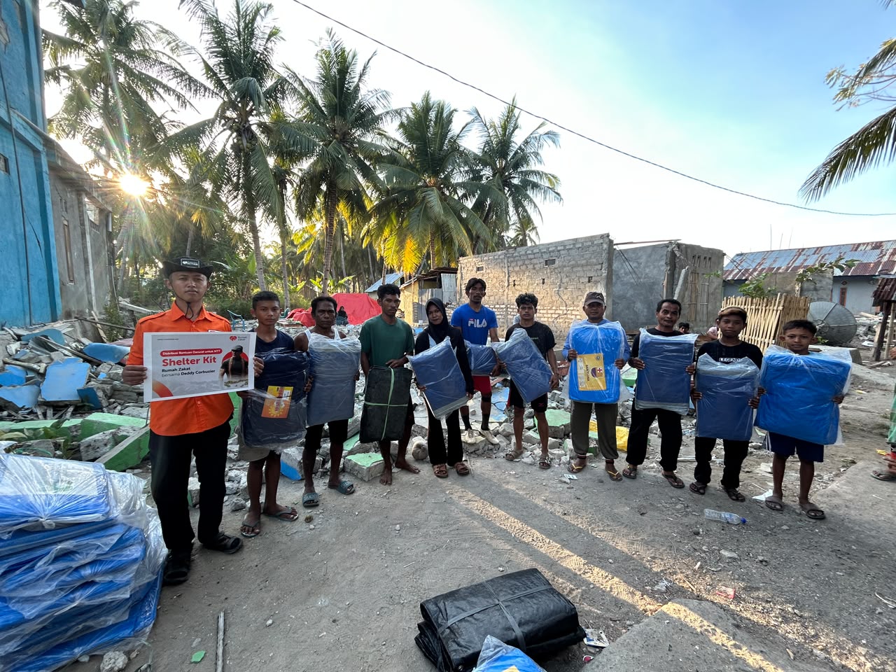 Rumah Zakat dan DedyCobuizer menyalurkan Shelter Kit untuk warga terdampak gempa di Desa Paralando