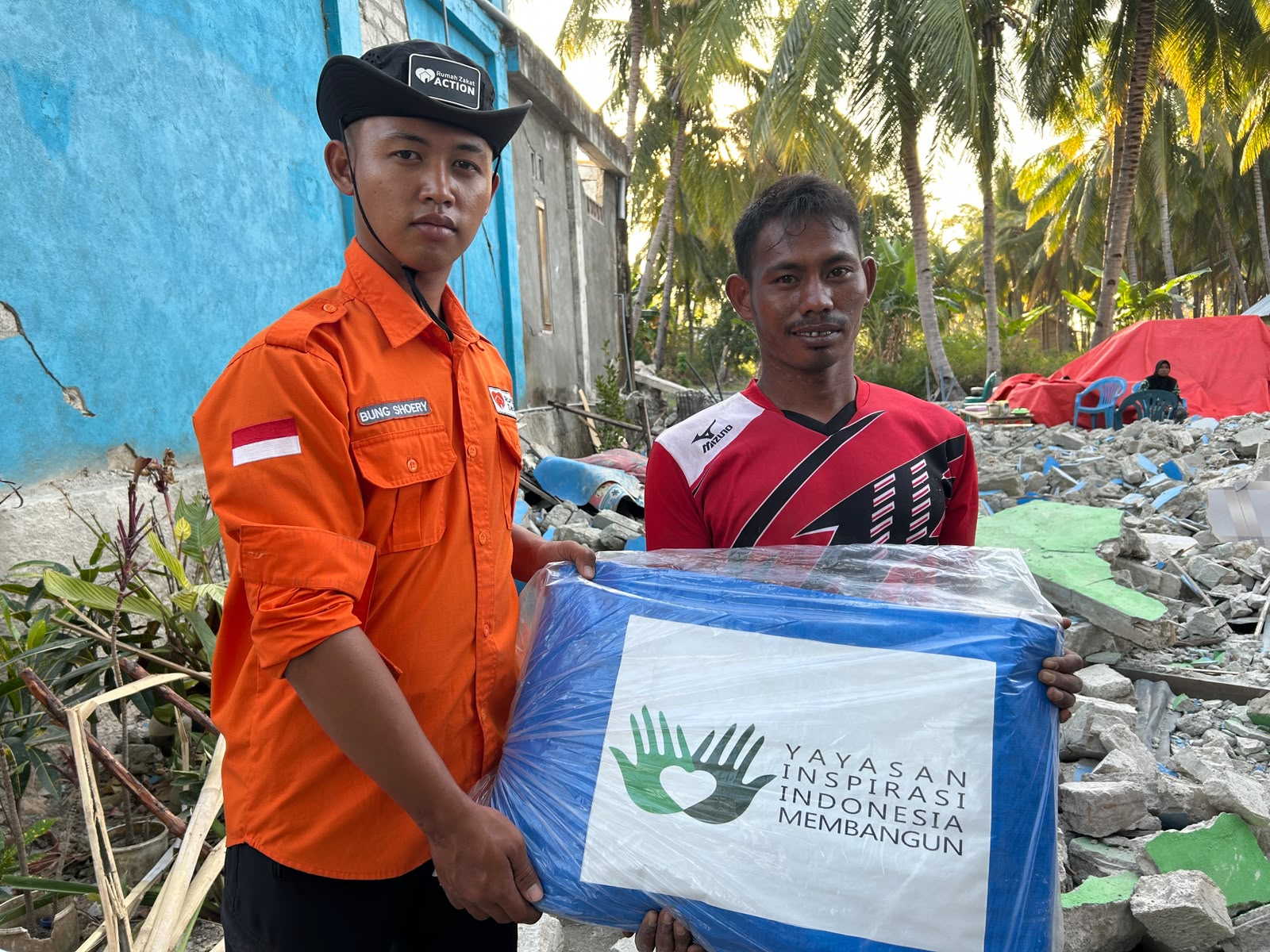 Yayasan Inspira Indonesia Membangun dan Rumah Zakat menyalurkan Shelter Kit kepada warga terdampak gempa di Manggarai Yayasan Inspira Indonesia Membangun dan Rumah Zakat menyalurkan Shelter Kit kepada warga terdampak gempa di Manggarai