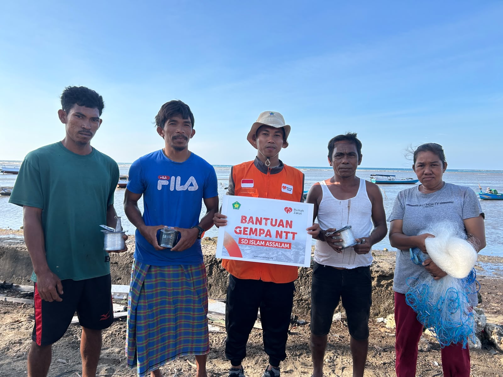 Rumah Zakat dan SD Islam As Salam menyalurkan perlengkapan nelayan bagi penyintas gempa di Nangarema Rumah Zakat dan SD Islam As Salam menyalurkan perlengkapan nelayan bagi penyintas gempa di Nangarema