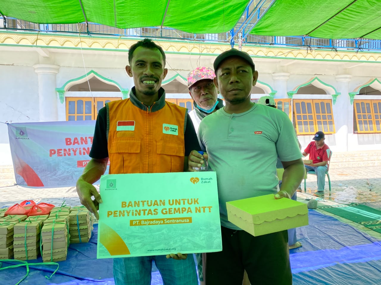 PT Bajradaya Sentranusa dan Rumah Zakat menyalurkan makanan siap saji dan air mineral bagi penyintas gempa di Nagekeo PT Bajradaya Sentranusa dan Rumah Zakat menyalurkan makanan siap saji dan air mineral bagi penyintas gempa di Nagekeo