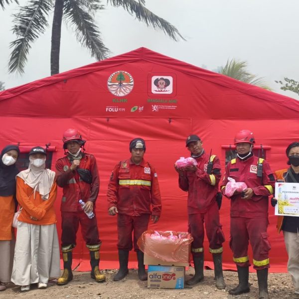 Superindo bersama Rumah Zakat menyalurkan bantuan logistik dan mendukung tim pemadam karhutla di Sumatera Selatan.