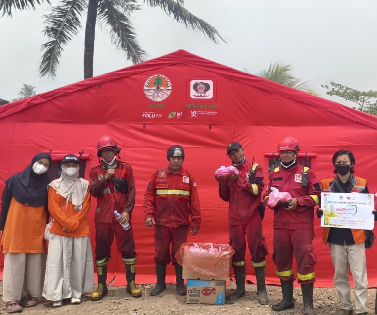 Superindo Bersama Rumah Zakat Dukung Tim Pemadam Karhutla Sumsel dengan Bantuan Logistik