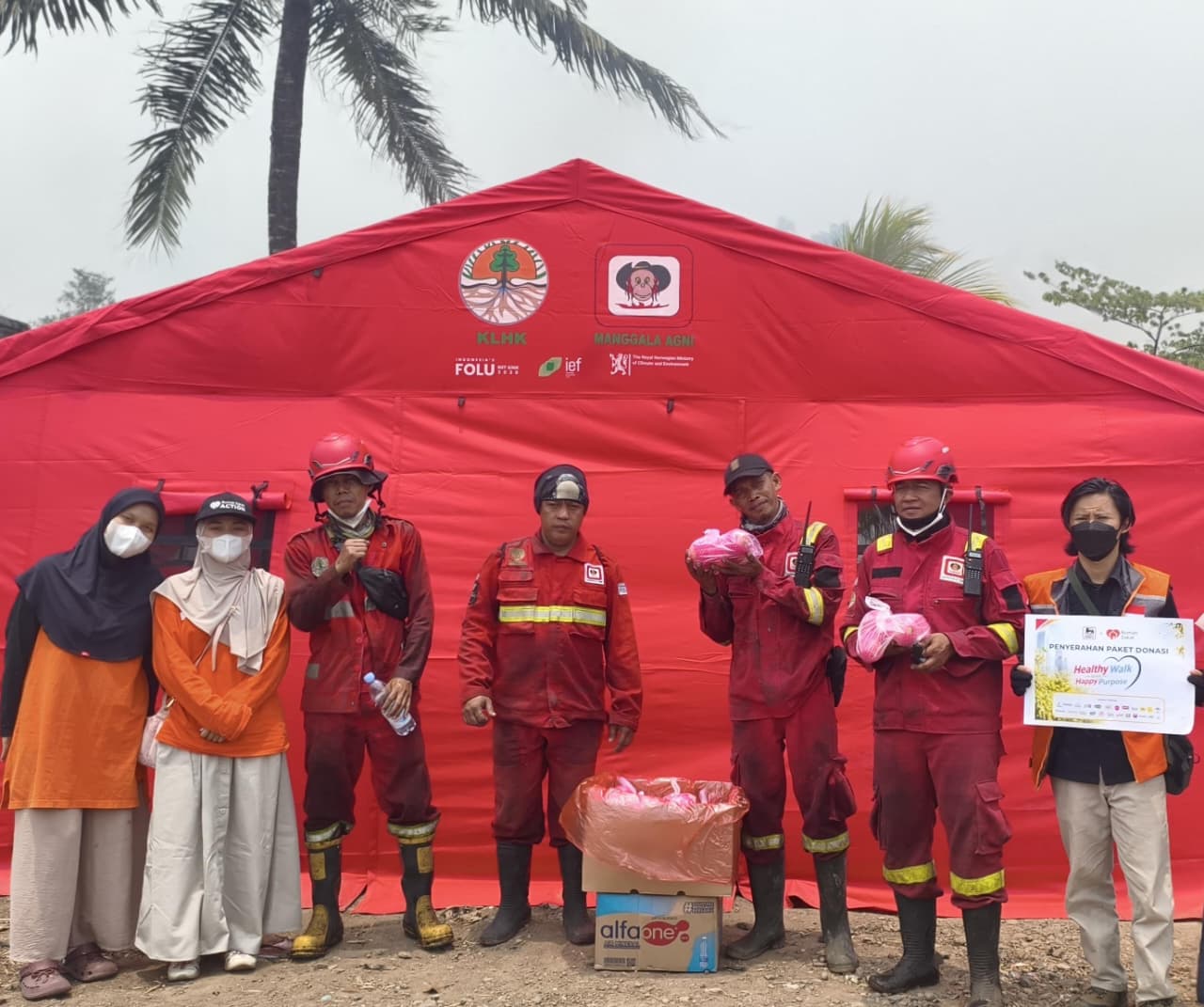 Superindo bersama Rumah Zakat menyalurkan bantuan logistik dan mendukung tim pemadam karhutla di Sumatera Selatan.
