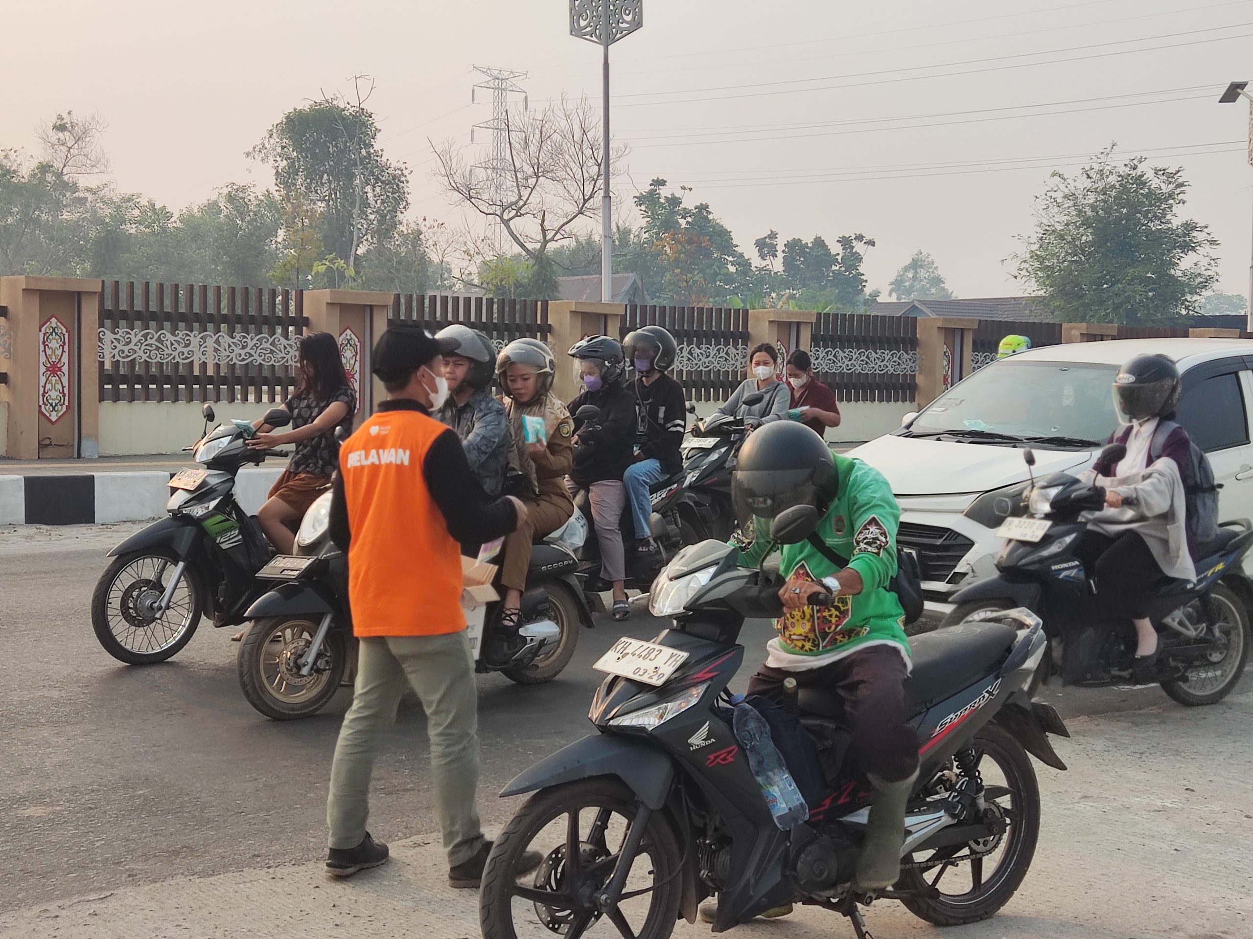 Rumah Zakat bagikan 700 masker kepada pengguna jalan di Palangkaraya Rumah Zakat bagikan 700 masker kepada pengguna jalan di Palangkaraya