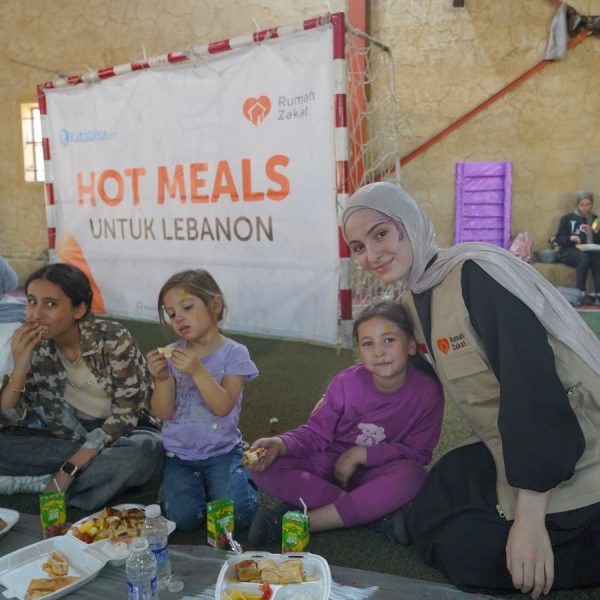 Rumah Zakat provides hot meals to children in Baalbek Lebanon