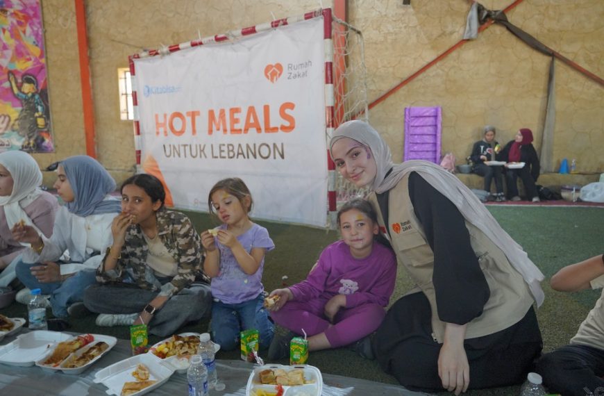 Rumah Zakat provides hot meals to children in Baalbek Lebanon