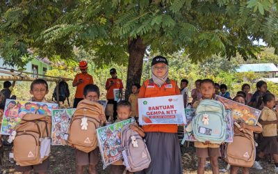 SD Islam Assalam dan Rumah Zakat Salurkan 5 Paket Perlengkapan Sekolah di Manggarai