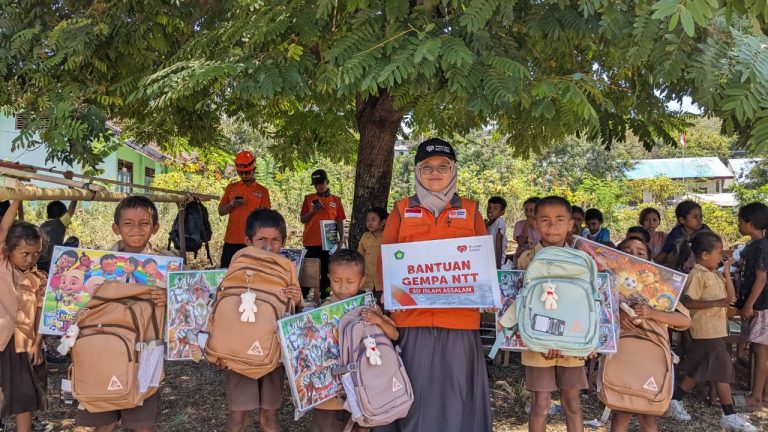 SD Islam Assalam dan Rumah Zakat Salurkan 5 Paket Perlengkapan Sekolah di Manggarai