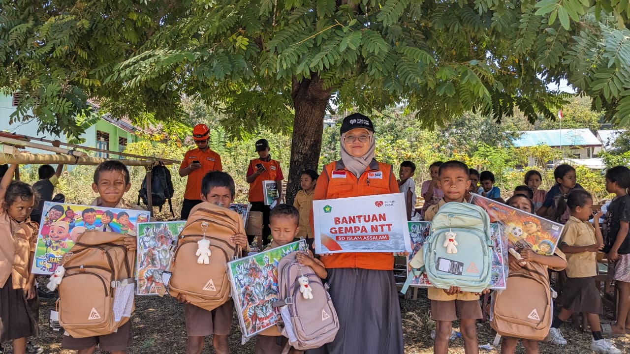 SD Islam Assalam dan Rumah Zakat salurkan perlengkapan sekolah di Manggarai SD Islam Assalam dan Rumah Zakat salurkan perlengkapan sekolah di Manggarai