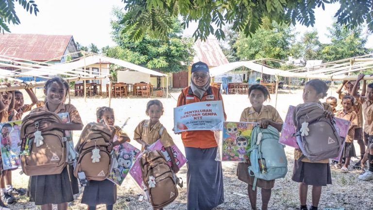 Yayasan Darut Taqwa Insan Kamil dan Rumah Zakat Salurkan 10 Paket Perlengkapan Sekolah di Manggarai