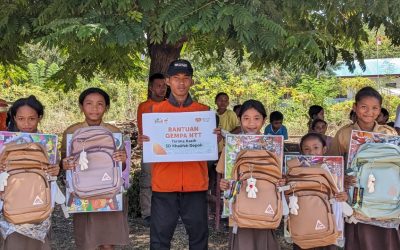 SD Khalifah Depok dan Rumah Zakat Salurkan Perlengkapan Sekolah dan Terpal untuk Penyintas Gempa di Manggarai
