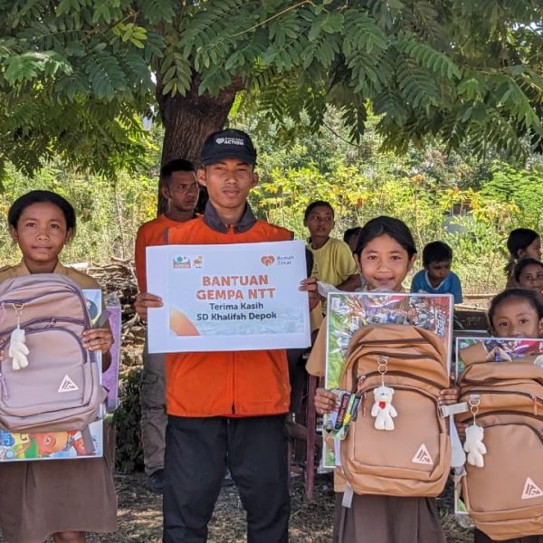 SD Khalifah Depok dan Rumah Zakat salurkan bantuan gempa di Manggarai