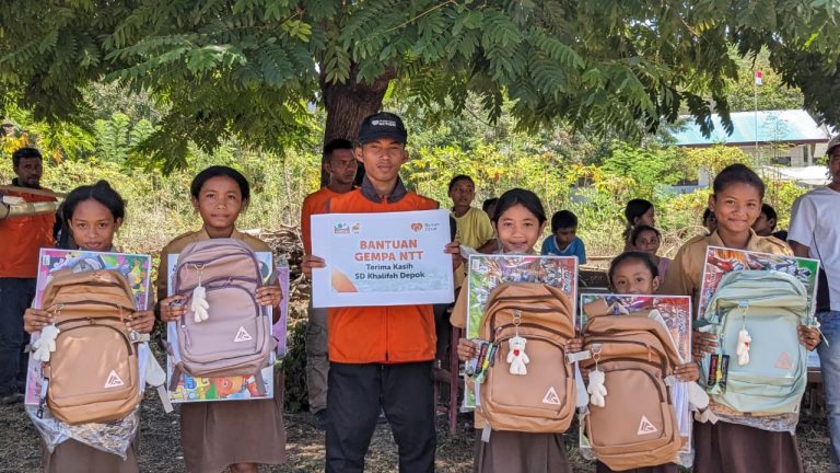 SD Khalifah Depok dan Rumah Zakat Salurkan Perlengkapan Sekolah dan Terpal untuk Penyintas Gempa di Manggarai