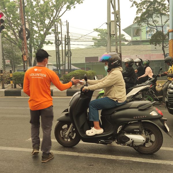 Rumah Zakat bagikan 400 masker di Palangkaraya di tengah kabut asap