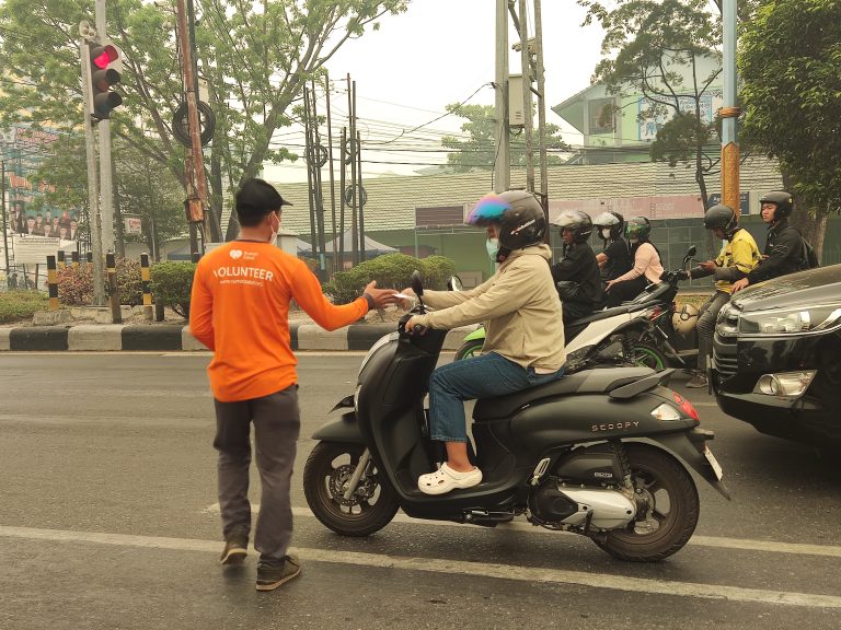 Rumah Zakat Bagikan 400 Masker di Tengah Memburuknya Kualitas Udara Palangkaraya