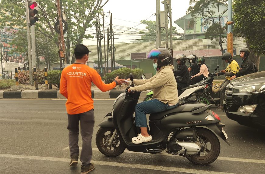 Rumah Zakat bagikan 400 masker di Palangkaraya di tengah kabut asap