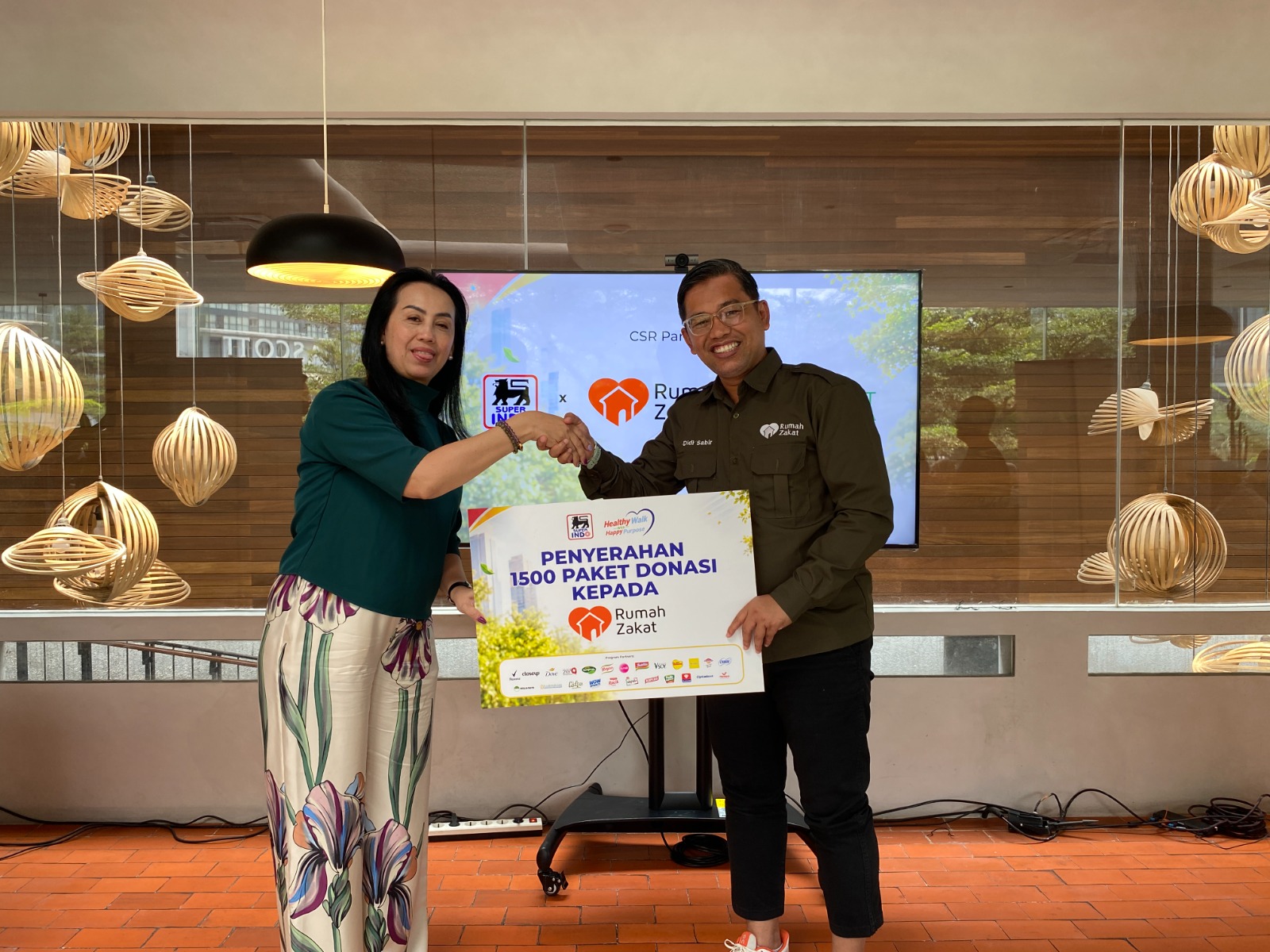 Super Indo dan Rumah Zakat salurkan 2.900 paket donasi melalui Healthy Walk with Happy Purpose Super Indo dan Rumah Zakat salurkan 2.900 paket donasi melalui Healthy Walk with Happy Purpose