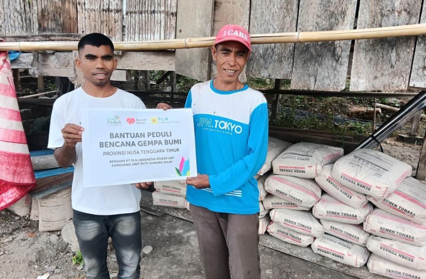 PLN Indonesia Power dan Rumah Zakat salurkan bantuan bahan bangunan untuk MCK darurat di Manggarai Timur