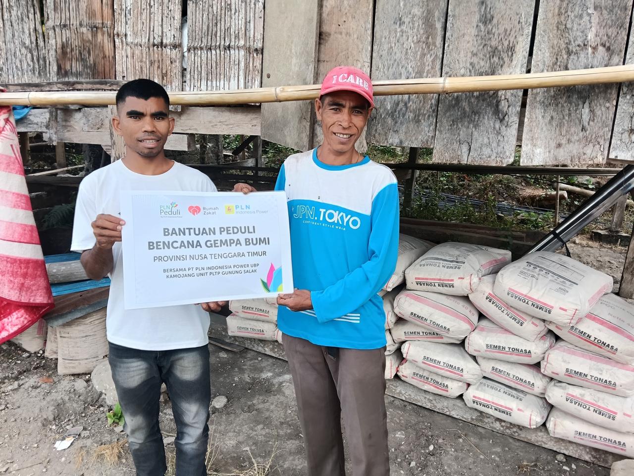 PLN Indonesia Power dan Rumah Zakat salurkan bantuan bahan bangunan untuk MCK darurat di Manggarai Timur