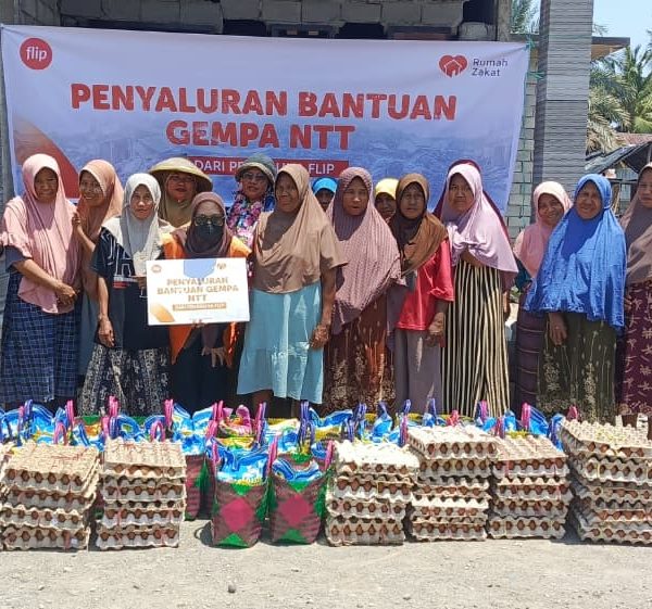Flip dan Rumah Zakat menyalurkan sembako untuk penyintas gempa di Nagekeo NTT