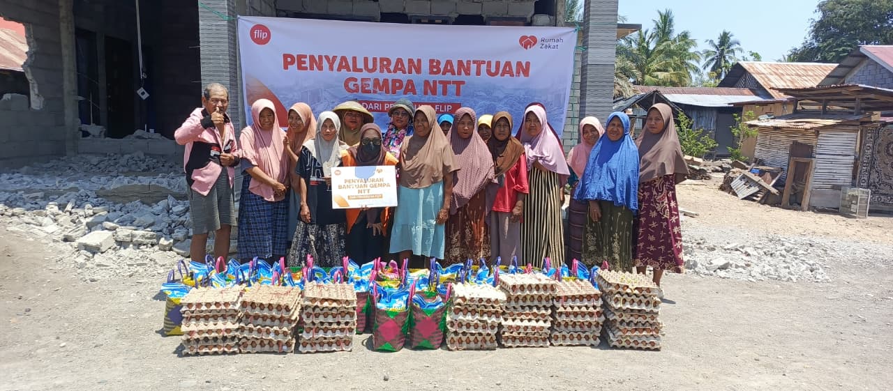 Flip dan Rumah Zakat menyalurkan sembako untuk penyintas gempa di Nagekeo NTT Flip dan Rumah Zakat menyalurkan sembako untuk penyintas gempa di Nagekeo NTT