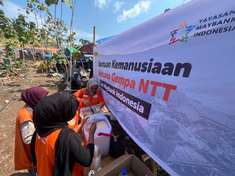 Maybank Foundation dan Rumah Zakat Kembali Salurkan Pos Segar dan Shelter Kit bagi Penyintas Gempa NTT