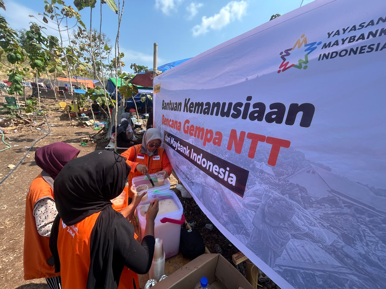 Maybank Foundation dan Rumah Zakat salurkan Pos Segar dan Shelter Kit untuk penyintas gempa di Manggarai Maybank Foundation dan Rumah Zakat salurkan Pos Segar dan Shelter Kit untuk penyintas gempa di Manggarai