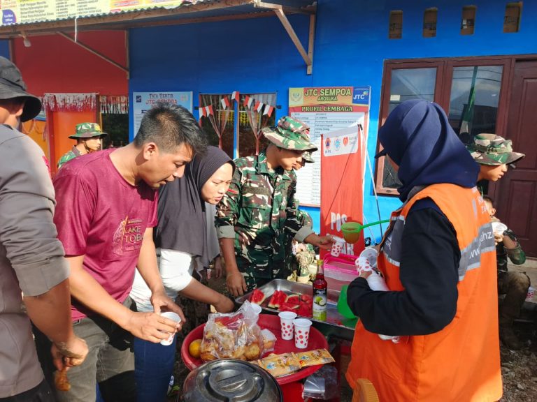 Rumah Zakat Salurkan 1.000 Cup Pos Segar dan Pos Hangat untuk Penyintas Galodo di Solok